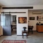 מטבחון וכניסה לשירותים במשרד להשכרה - לופט 43 מ"ר עם גג