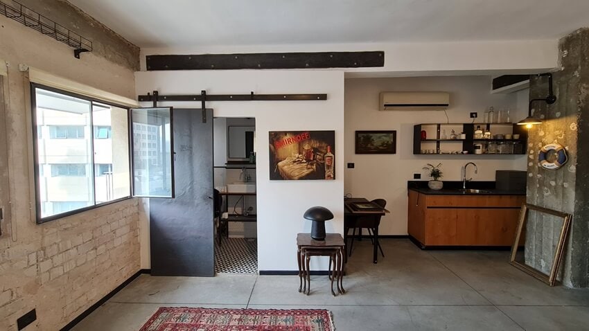 מטבחון וכניסה לשירותים במשרד להשכרה - לופט 43 מ