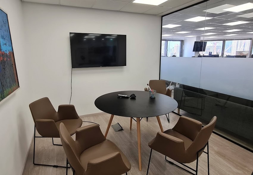 חדר ישיבות קטן