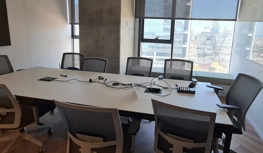 חדר ישיבות גדול