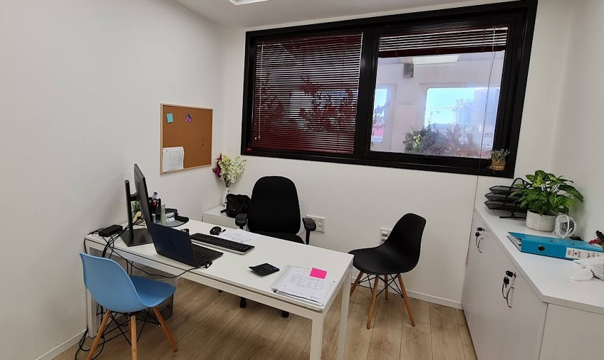 אחד מחדרי עבודה במשרד