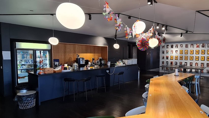 מטבח גדול ומאובזר עם מקומות אוכל