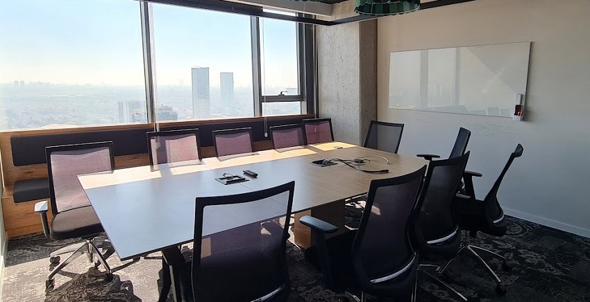 חדר ישיבות גדול