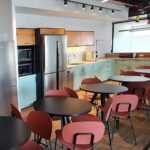 מטבח יפה עם מקומות אוכל