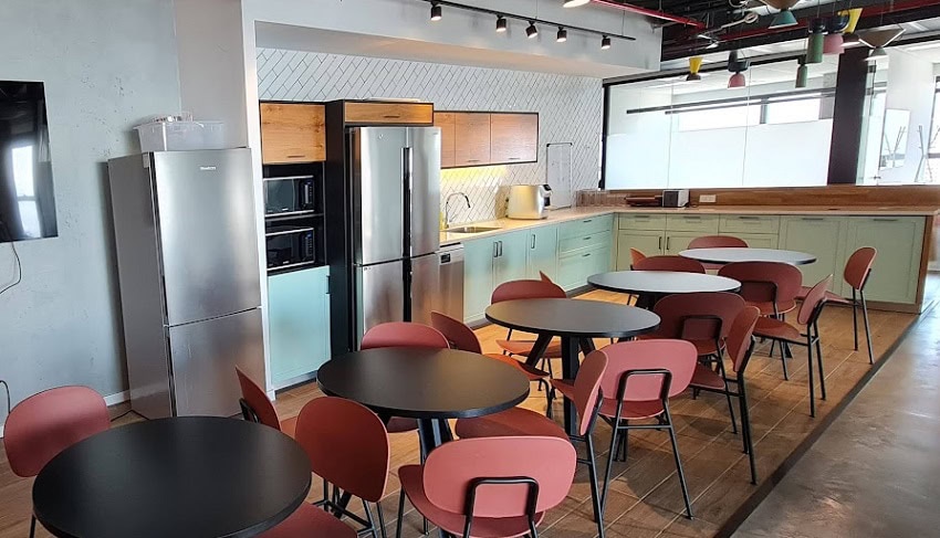 מטבח יפה עם מקומות אוכל