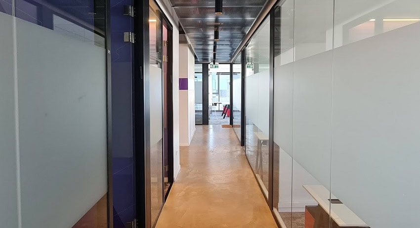 מסדרון וכניסה לחדרים