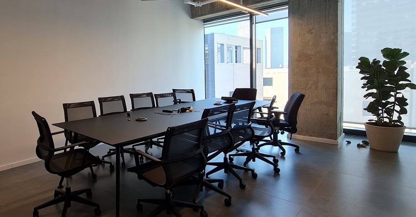 חדר ישיבות גדול