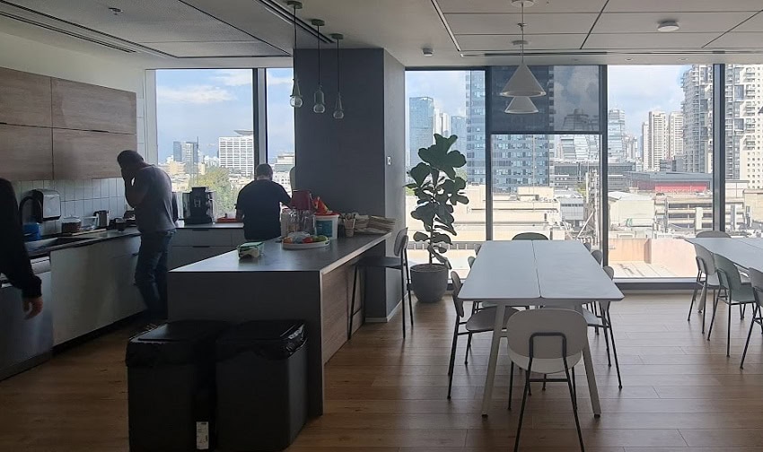 מטבח עם מקומות ישיבה