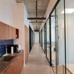 מסדרון עם מטבחון מצד