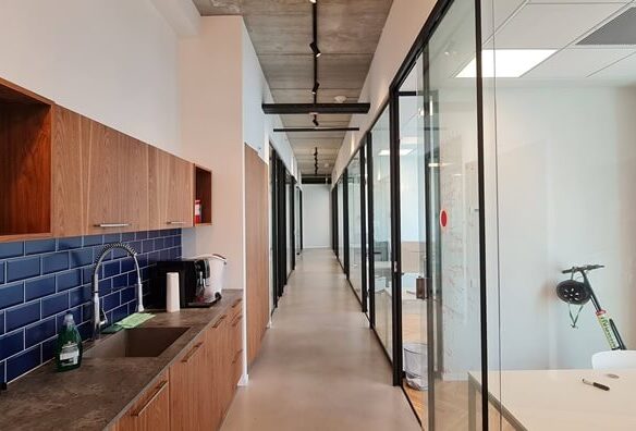 מסדרון עם מטבחון מצד