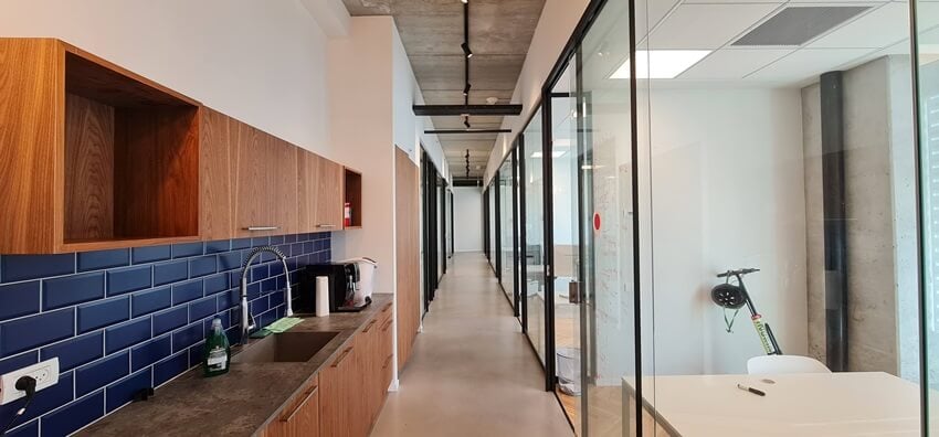 מסדרון עם מטבחון מצד