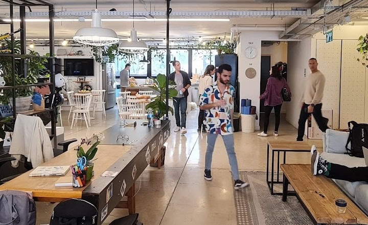 אזור לאונג' וכניסה למטבח