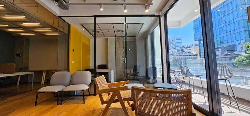 לאונג' ומרפסת