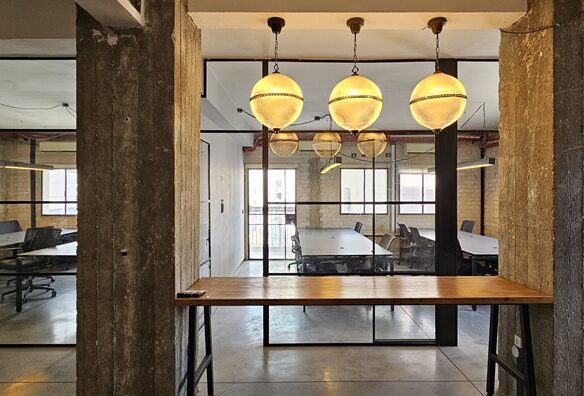 שולחן לארוכות צהריים במשרד להשכרה בשכונת מונטיפיורי