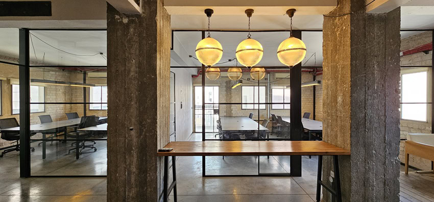 שולחן לארוכות צהריים במשרד להשכרה בשכונת מונטיפיורי