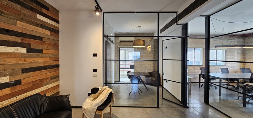 לאונג' בכניסה למשרד להשכרה בשכונת מונטיפיורי