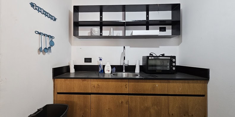 מטבחון במשרד להשכרה בשכונת מונטיפיורי