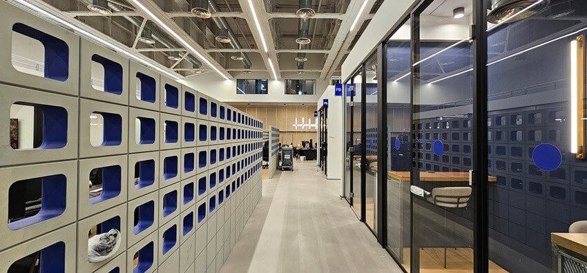 תאי טלפון צמוד לאופן ספייס