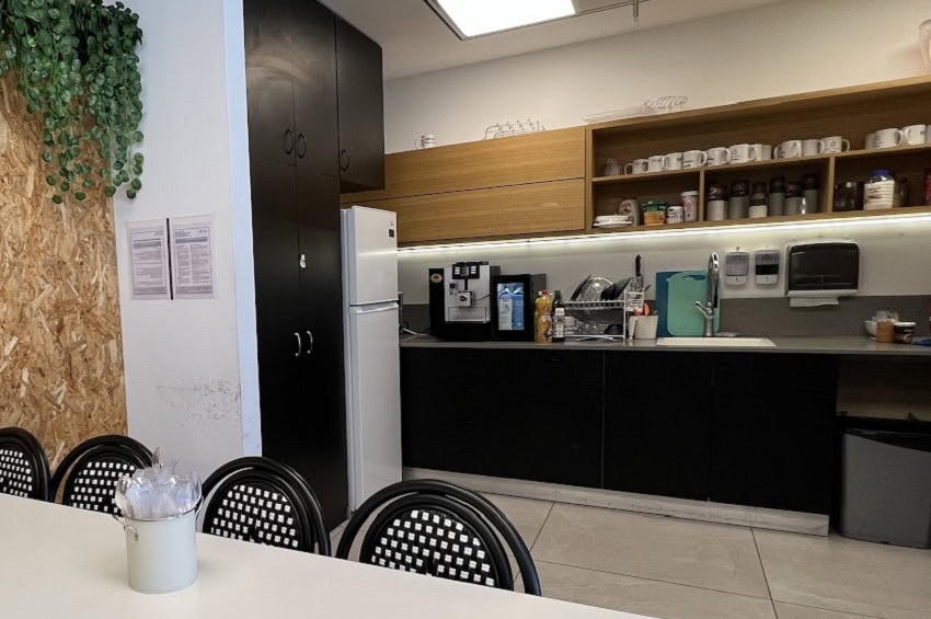 מטבח עם מקומות אוכל