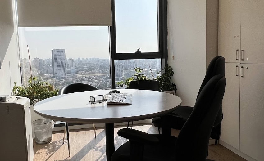 חדר ישיבות קטן