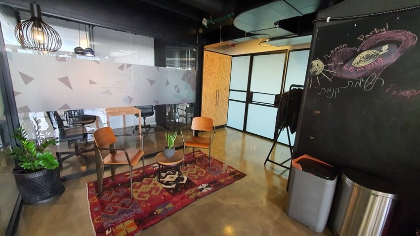 לאונג' בכניסה למשרד