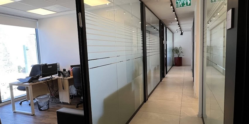 מסדרון וכניסה לחדרי עבודה