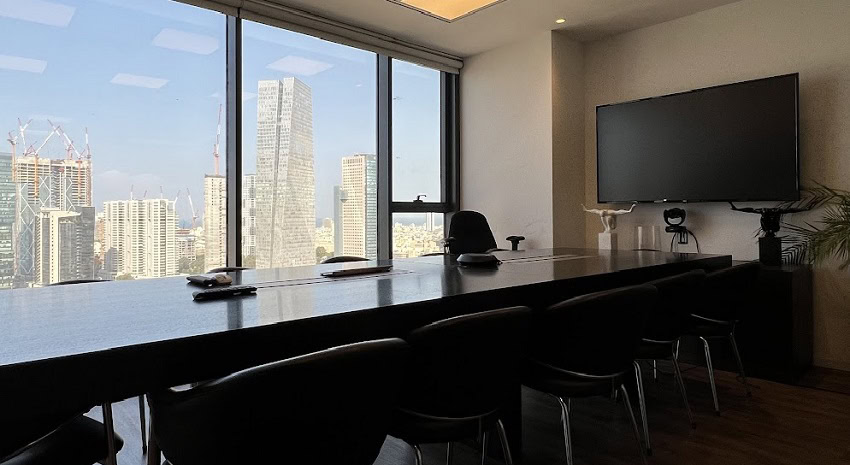 חדר ישיבות גדול