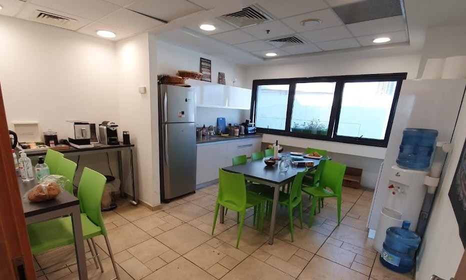 מטבחון עם מקומות אוכל