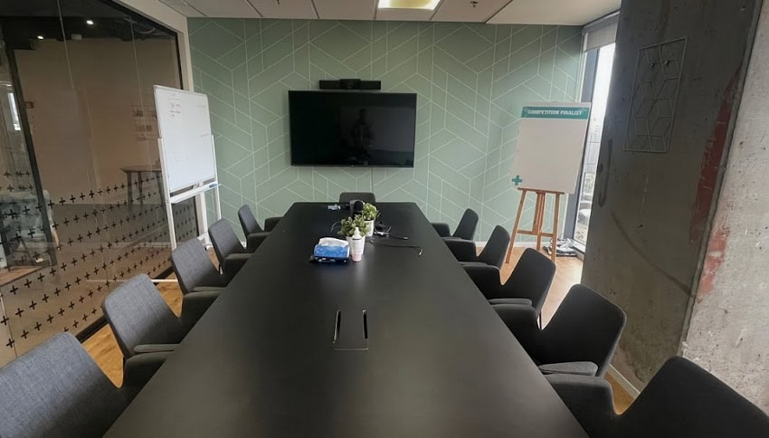 חדר ישיבות גדול