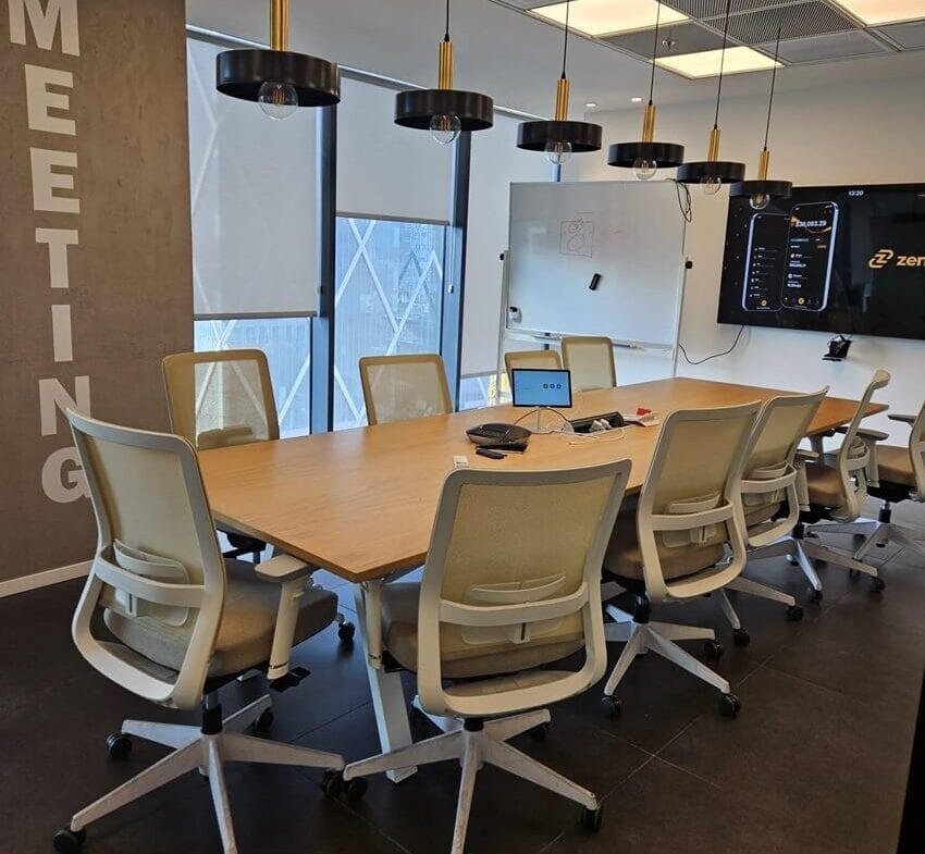 חדר ישיבות גדול