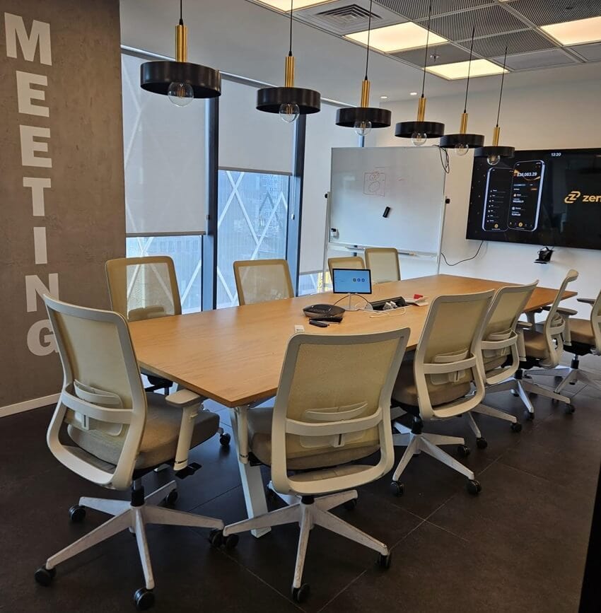 חדר ישיבות גדול