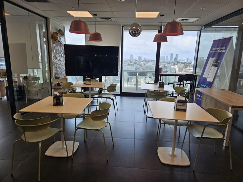 פינת אוכל ומרפסת