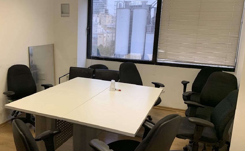 אחד מחדרי עבודה במשרד