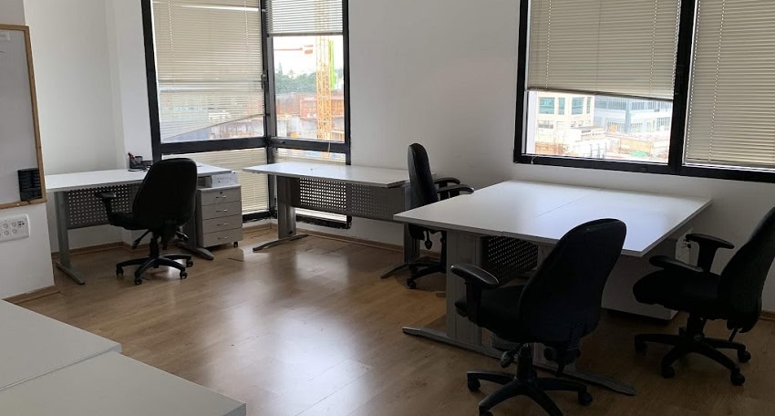 חדר עבודה גדול במשרד