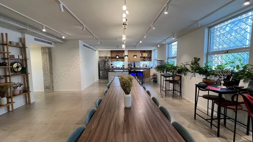 מטבח עם שולחן אוכל גדול