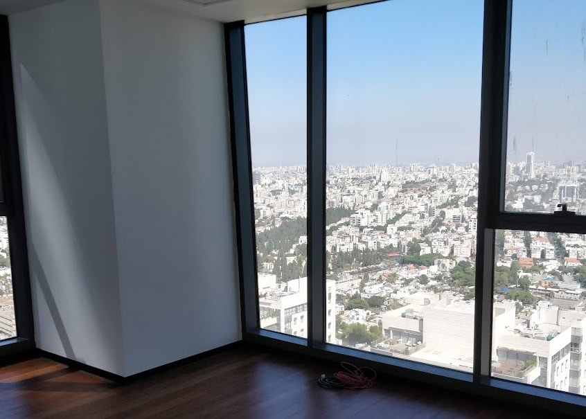 חדר עבודה עם נוף לכל גוש דן