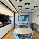 מטבח עם שולחנות אוכל