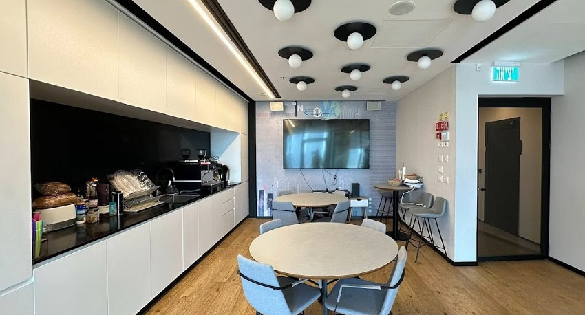 מטבח עם שולחנות אוכל