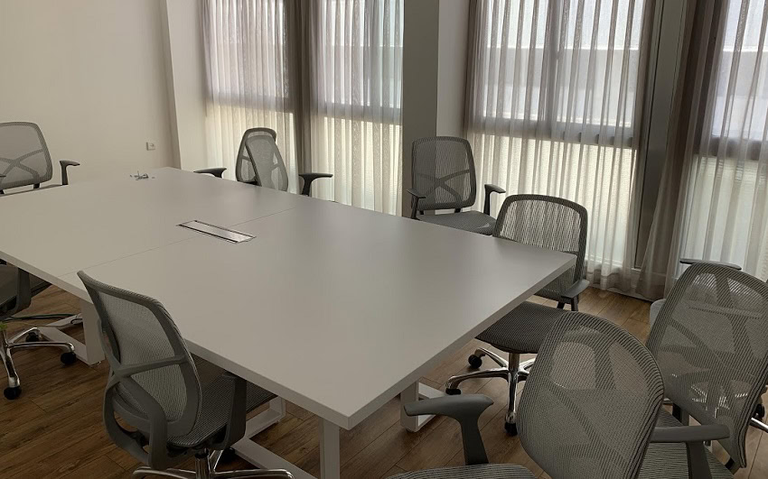 חדר ישיבות גדול