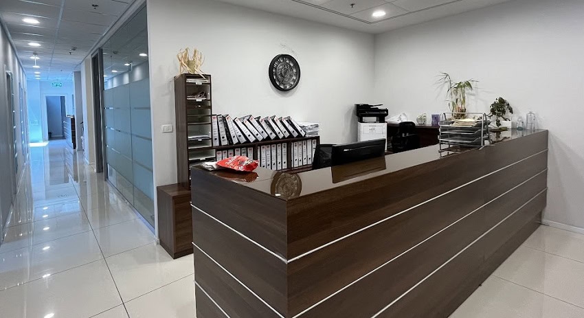 עמדת קבלה ו מסדרון