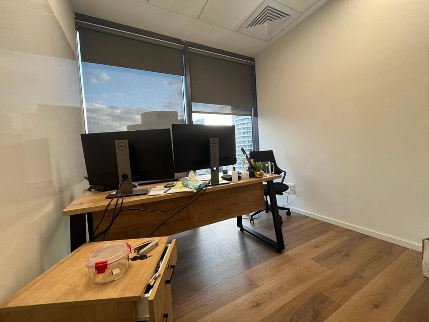 חדר עבודה במשרד להשכרה במגדלי הארבעה, 110 ש