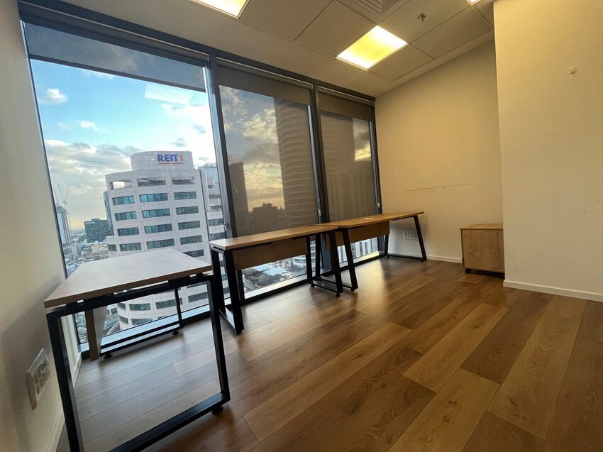 חדר צוות במשרד להשכרה במגדלי הארבעה, 110 ש