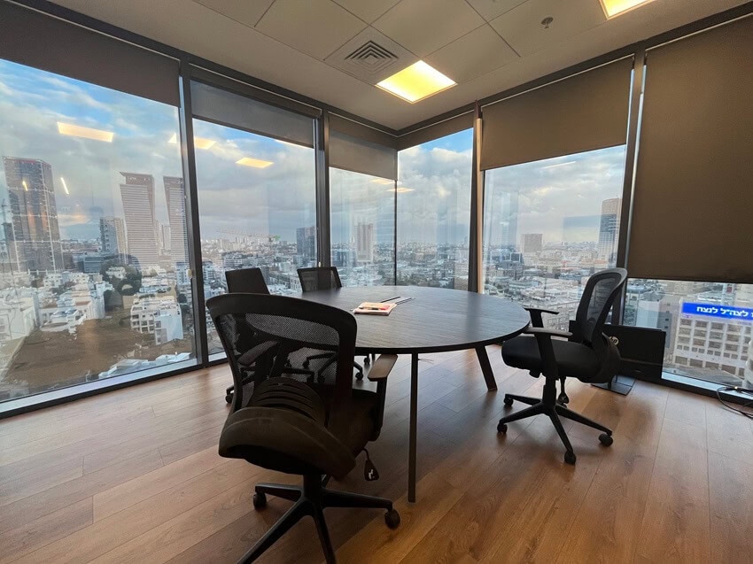 חדר ישיבות במשרד להשכרה במגדלי הארבעה, 110 ש