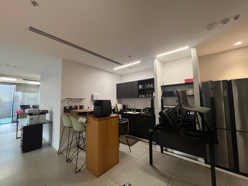 מטבחון במשרד להשכרה במגדלי הארבעה, 110 ש