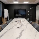 חדר ישיבות גדול