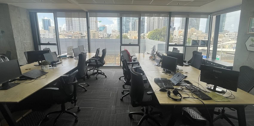 אופן ספייס עם עמדות עבודה