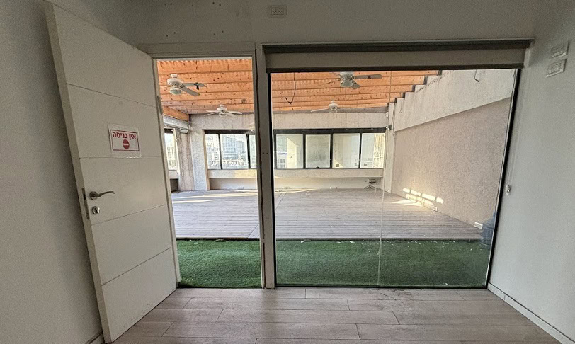 חדר עבודה נוסף עם יציאה לגג