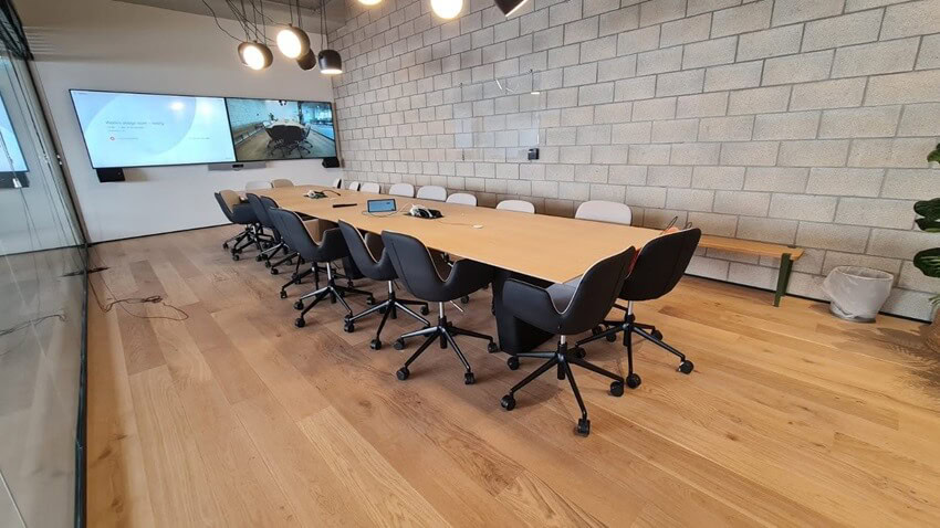 חדר ישיבות גדול