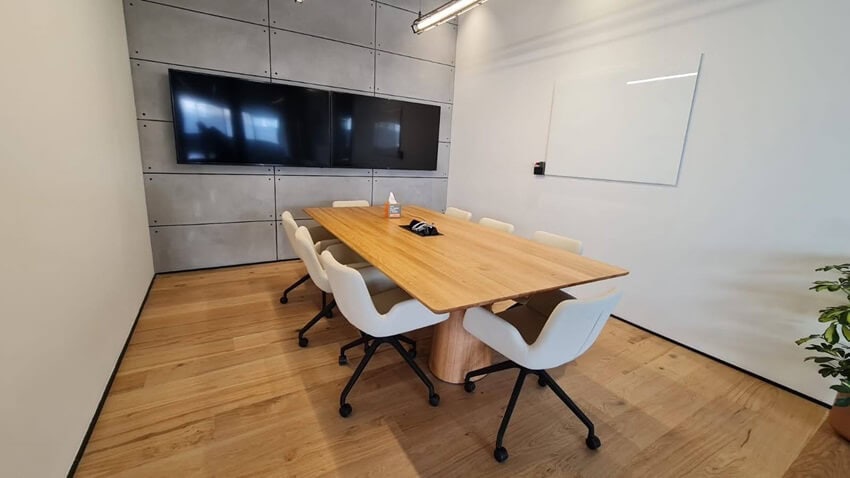 חדר ישיבות קטן