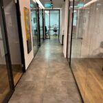 מסדרון וחלוקה לחדרי עבודה